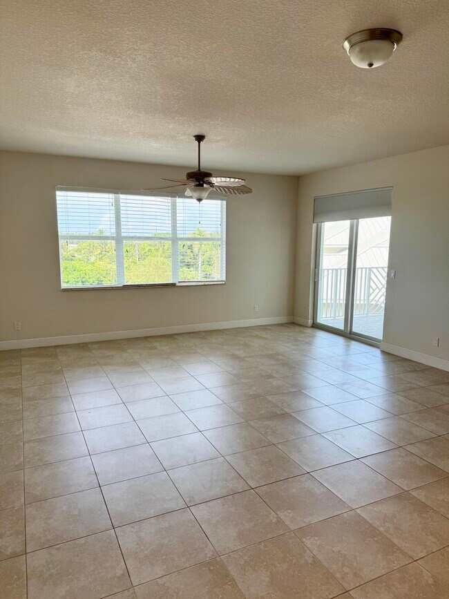 Building Photo - 341 Bay Colony Dr N