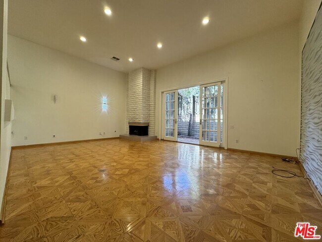 Foto del edificio - 5279 Newcastle Ave