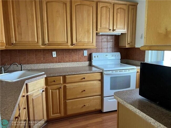 Foto del edificio - 1319 E Hillsboro Blvd