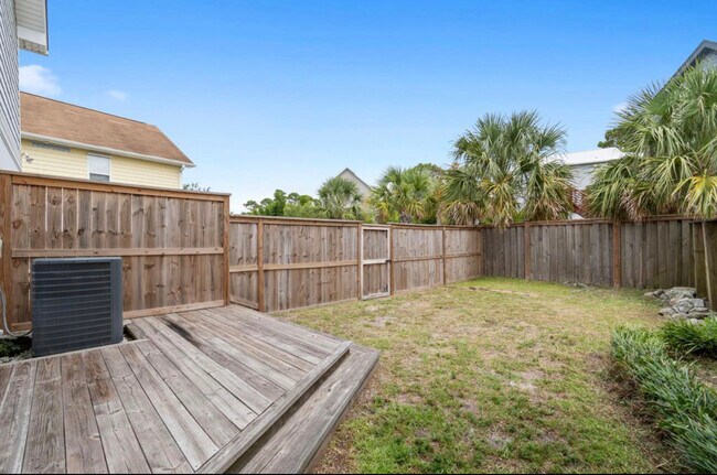 Building Photo - 112 Palm Breeze Dr