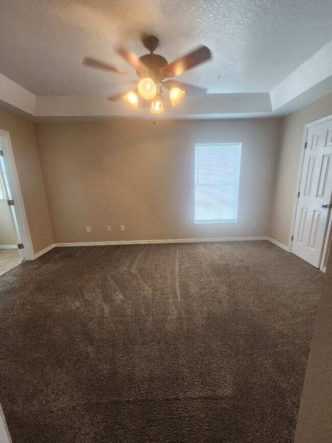 Foto del edificio - Three Bedroom Two Bath - Auburndale