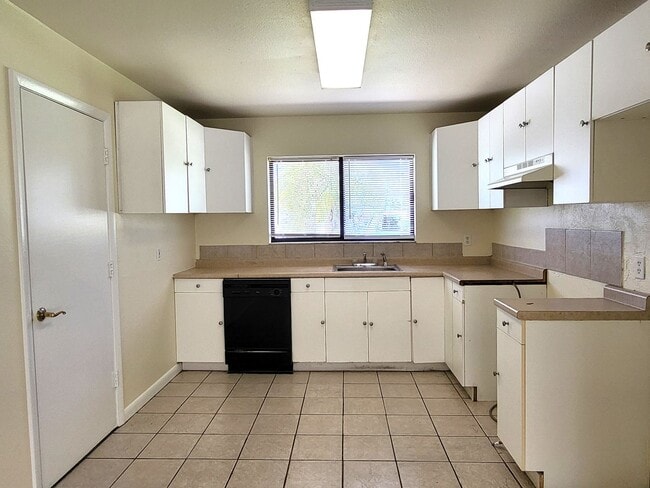 Photo - Spacious Rooms~Sunny~Large Yard~3Beds2Bath... House