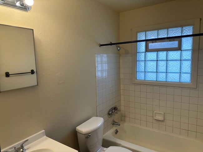 Building Photo - 644 S 60th St