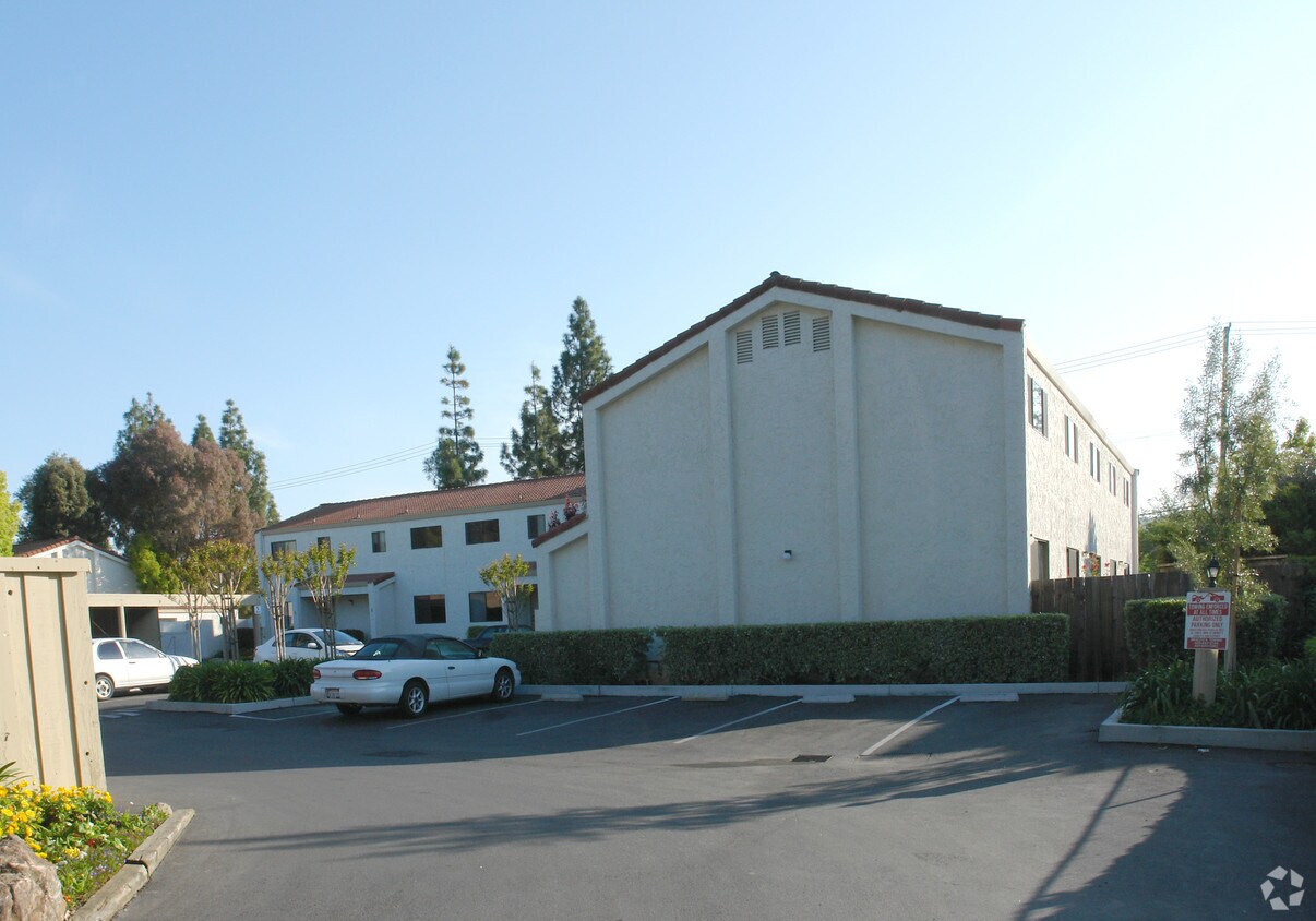 Primary Photo - 200-220 Berry Ct