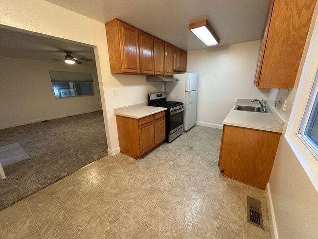 Building Photo - Lease break: Single Story Duplex