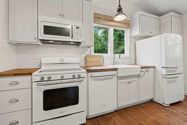 Building Photo - Charming 1BR ADU in Coveted Hope Valley with Private Screened Porch