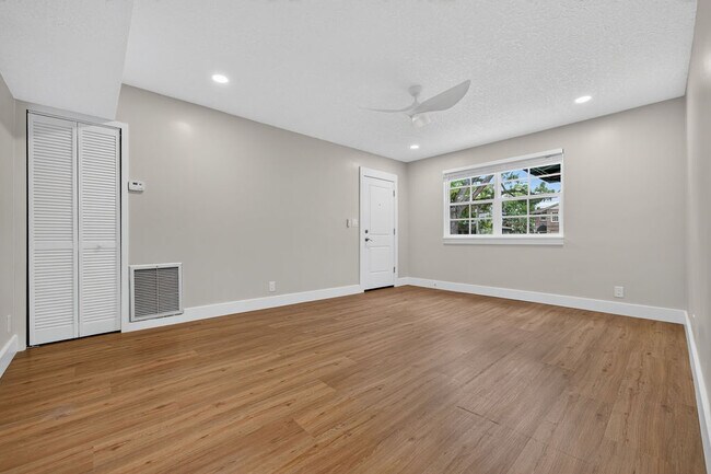 Sala de estar - 2247 Riverside Ave
