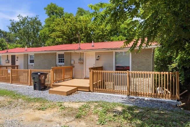 Building Photo - 2 Bed / 1 Bath. Pet Friendly. Off street parking.