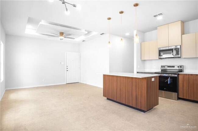 Building Photo - 700 N Alexandrite Ave
