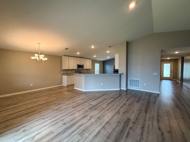 Foto del edificio - Beautiful 3 bedroom 2 bath brick craftsman home available for rent! POWER INCLUDED!