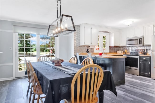 Building Photo - 395 Donohue Rd