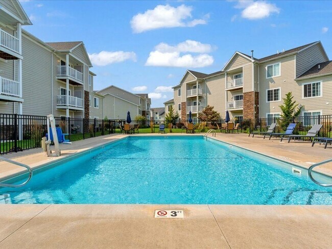 Brillante piscina al aire libre con terraza y tumbonas. - The Haven at Grand Landing
