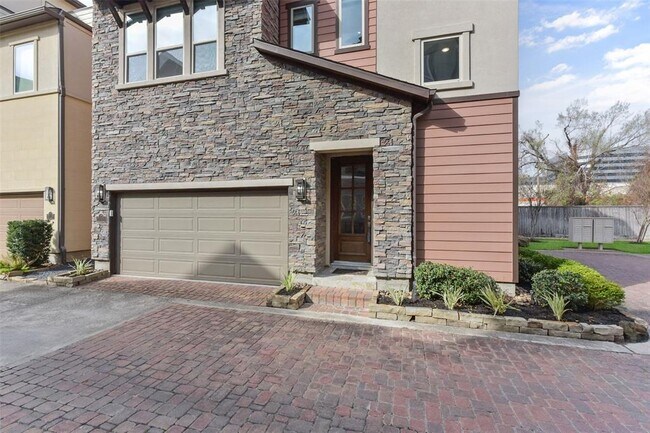 Building Photo - 2635 Fountain Key Blvd