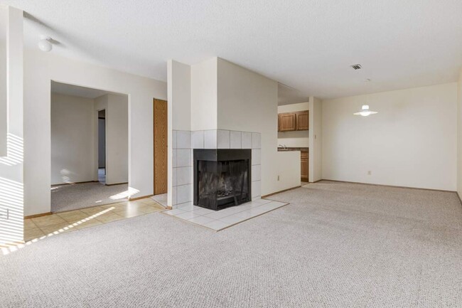 Building Photo - Huntington Hill Coachhomes