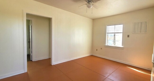 Building Photo - 631 W Cholla Ave