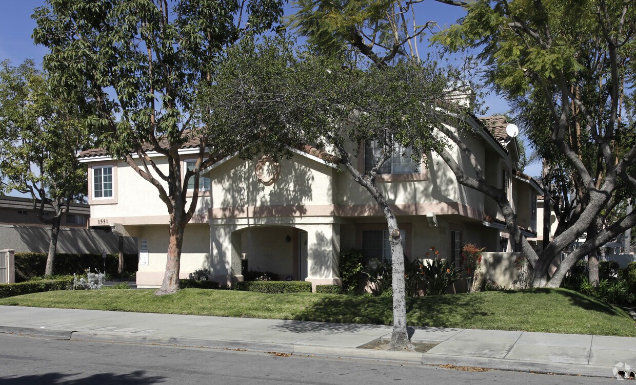 Foto del edificio - 1551-1571 W Orangethorpe Ave
