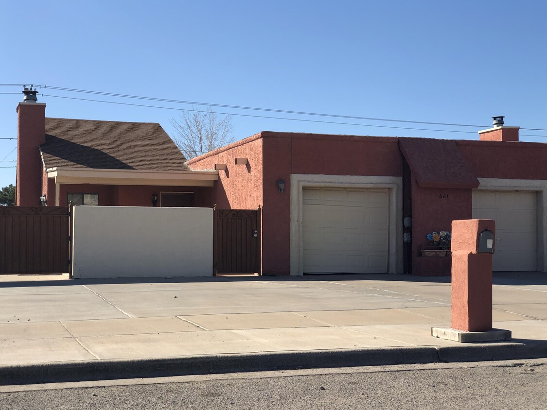 Primary Photo - 661 La Chapa Ave