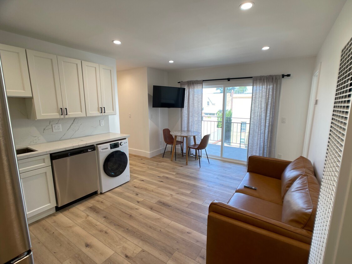 2729 Dwight