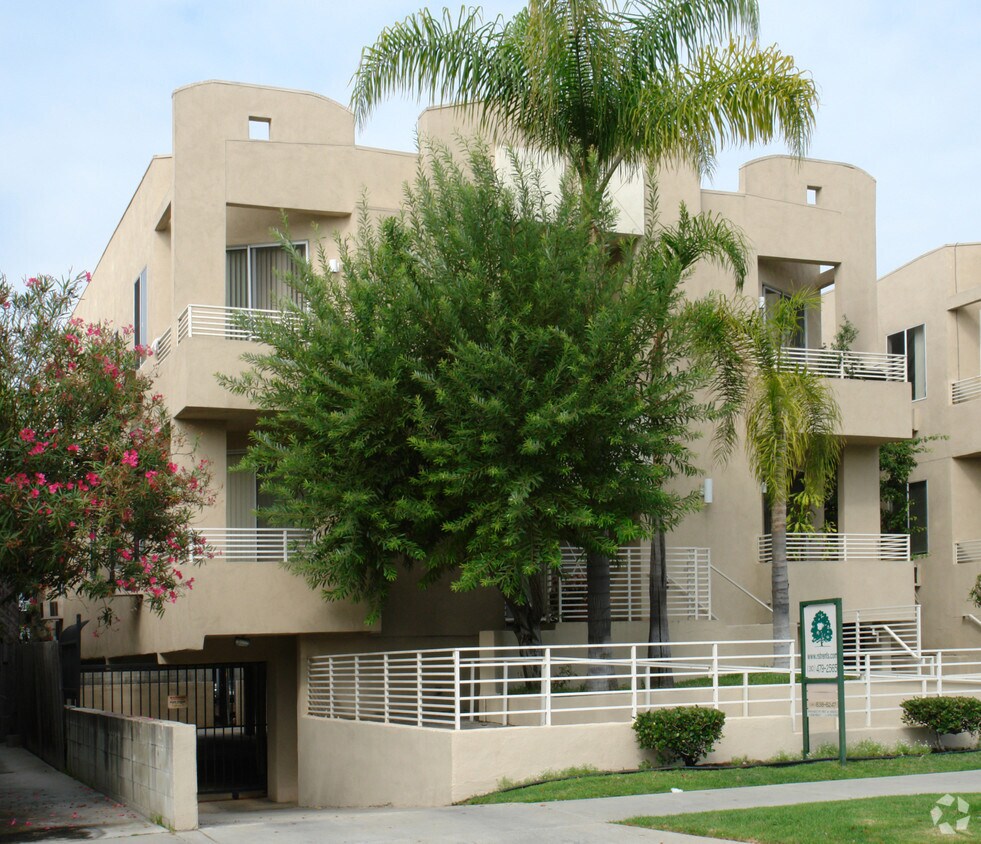 Building Photo - 3653 Empire Dr