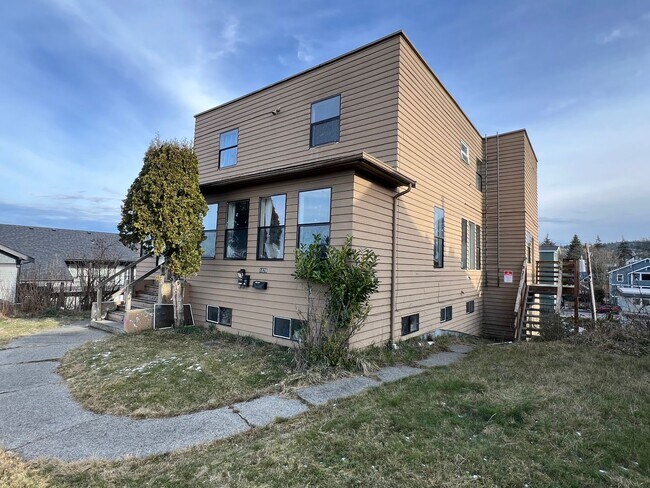 Building Photo - 4 bedroom 2 bath unit close to WWU and downtown