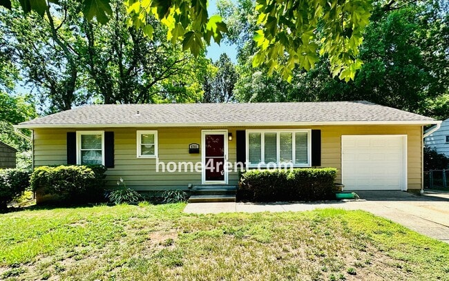 Building Photo - Beautiful Hardwoods w Fenced-in Yard!