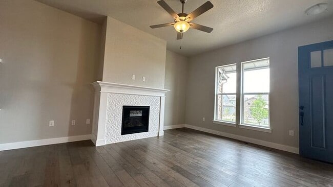 Building Photo - Great Townhouse in Windsor