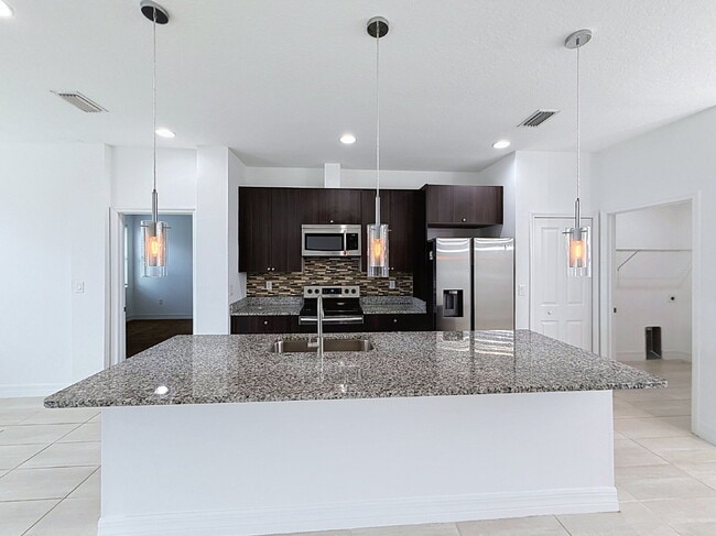 Building Photo - Welcome home to this gorgeous 4-bedroom, 2-bath home!