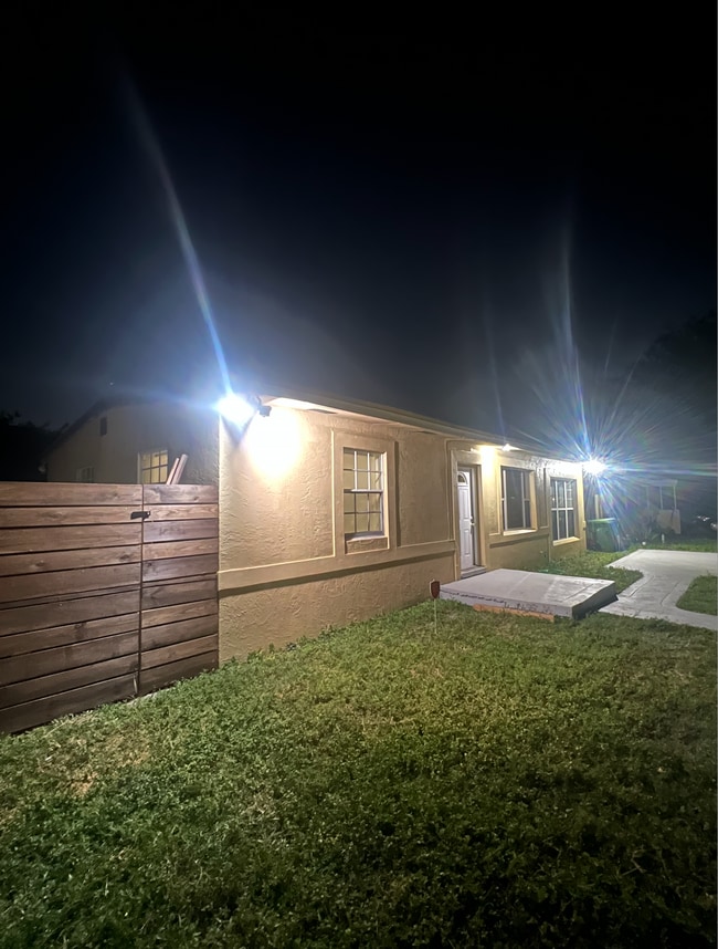 Foto del edificio - 1316 NW 12th St