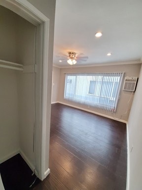 Building Photo - 1171 N Kenmore