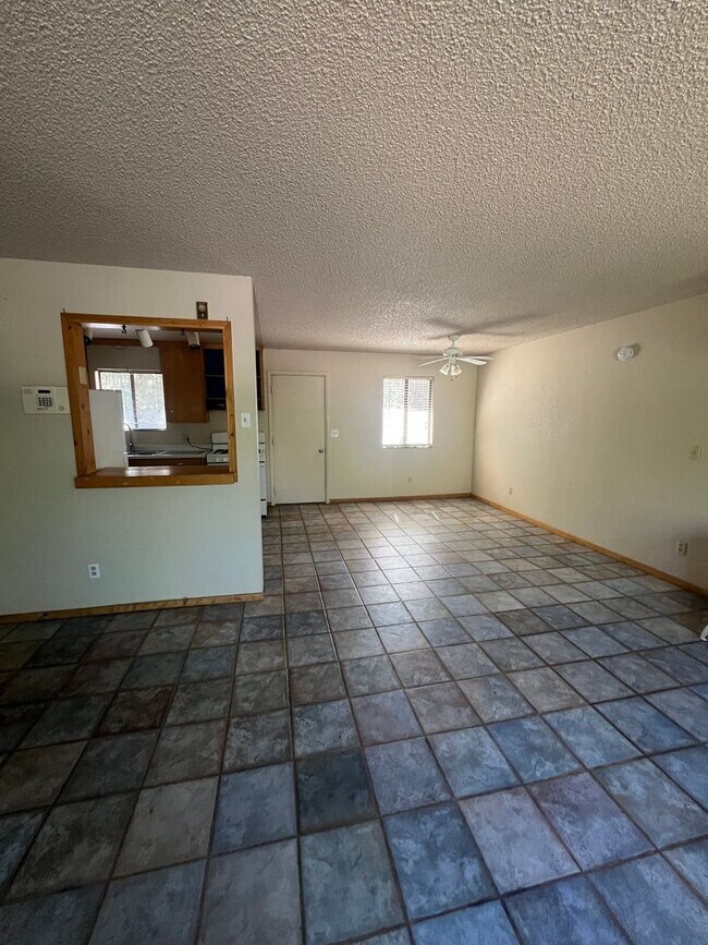 Foto del edificio - NEW CARPET NEW PAINT! Large 3 Bed/2 Bath H...