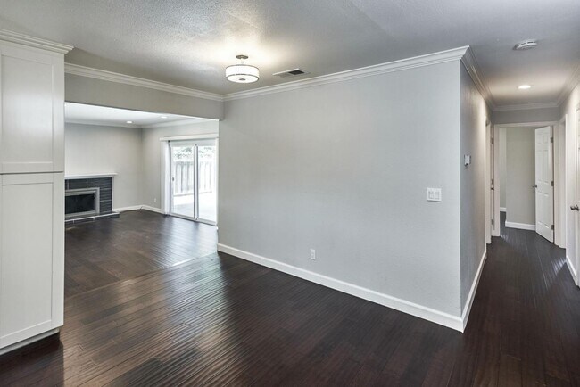 Building Photo - 3151 Warwick Rd