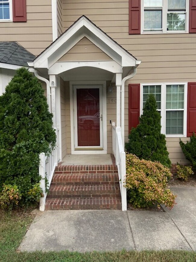 Building Photo - Charming 3 Bed/2.5 Bath Home in Hedingham!...