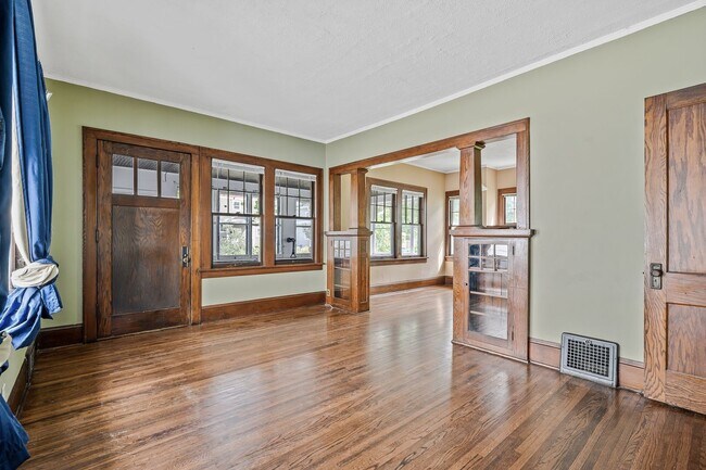 Building Photo - SPACIOUS 2BD/2BA House near U of M!! Parki...