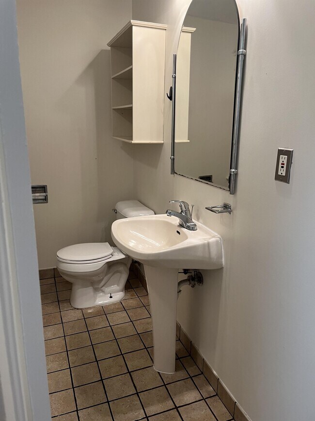 Building Photo - 1227 S State St