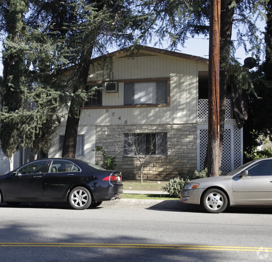 Primary Photo - 5748 Hazeltine Ave