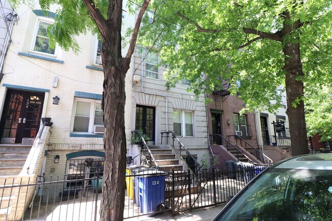 Building Photo - 136 Garden St