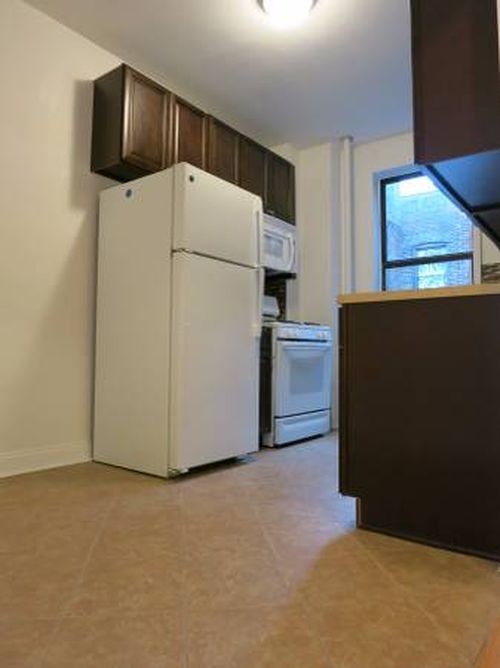 Building Photo - 551 W 185th St