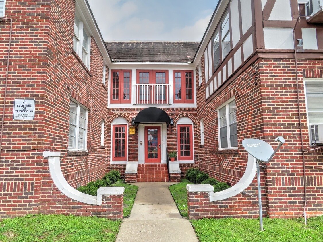 Very Unique Upstairs 1/1 w/ Hardwoods in Small 1920's complex - F211 - Very Unique Upstairs 1/1 w/ Hardwoods in Small 1920's complex - F211