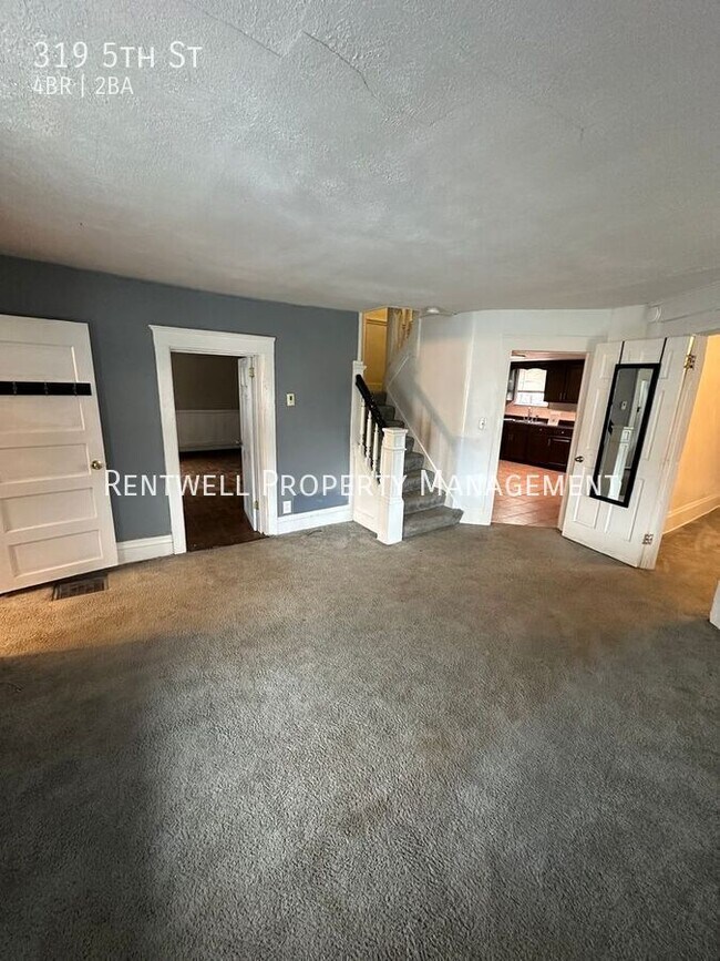 Building Photo - 319 5th St