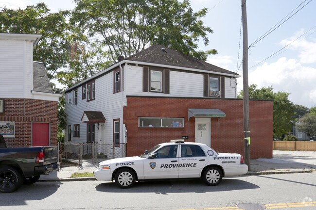 Building Photo - 636 Hartford Ave