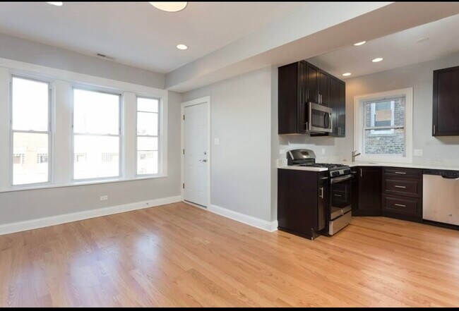Foto del edificio - 2321 W Fullerton Ave