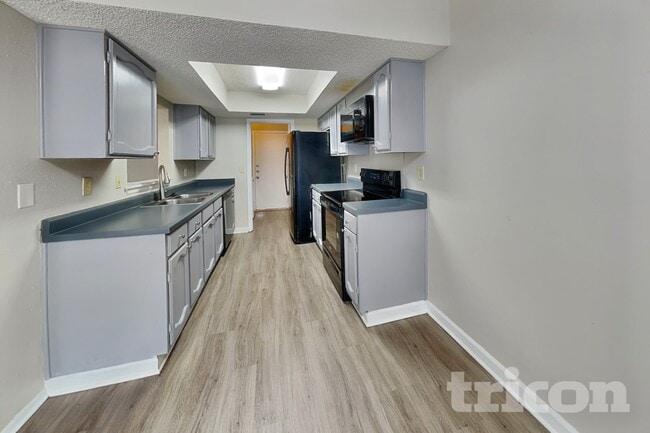 Building Photo - 7527 Ledgebrook Dr