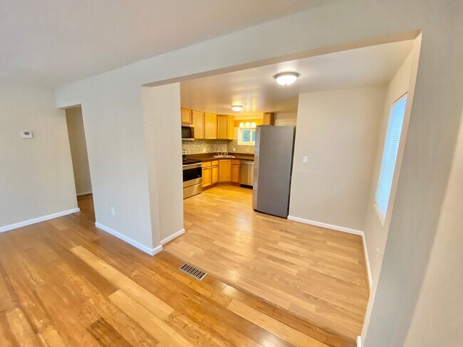 Foto del edificio - Newly Renovated 2 Bedroom Home in South Burlington Available 2/1