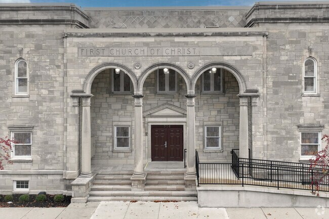 Building Photo - 326 W Charles St