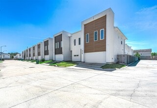 Building Photo - 5519 Paraiso Pl