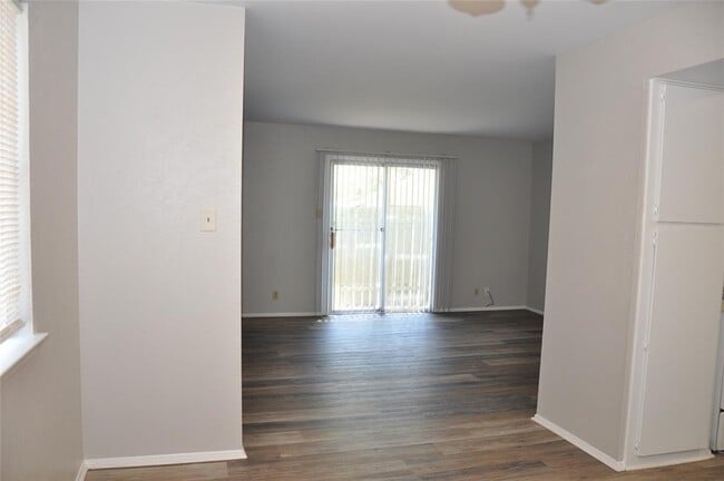 Building Photo - 10810 Topperwein Dr