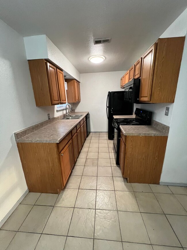 Building Photo - 4 Bed 1.5 Bath House, Total Electric with ...