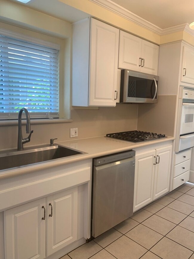 Foto del edificio - Gorgeous Two Story /Five Bedrooms in Burbank With Fantastic Views!!!