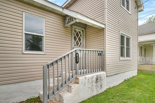 Building Photo - 622 E Joliet St