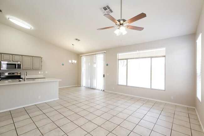 Foto del edificio - 730 N Swallow Ln